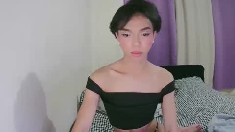 Snapshot of la_ura chatting on November 2025 05:46:02 PM Laura online show from November 2025 05:46:02 PM