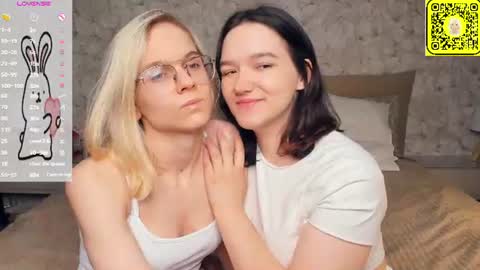 Snapshot of lacyedison chatting on June 2026 07:18:02 PM Violet and Isabel online show from June 2026 07:18:02 PM