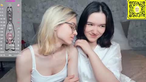 Snapshot of lacyedison chatting on June 2026 07:25:02 PM Violet and Isabel online show from June 2026 07:25:02 PM