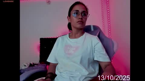 Snapshot of lady_jhana chatting on November 2025 12:09:02 PM Jhana online show from November 2025 12:09:02 PM