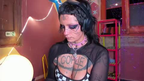 Mia online show from November 2025 07:34:02 PM