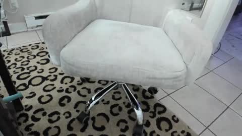 Snapshot of ladylux625 chatting on December 2025 04:52:02 AM luxandleo online show from December 2025 04:52:02 AM