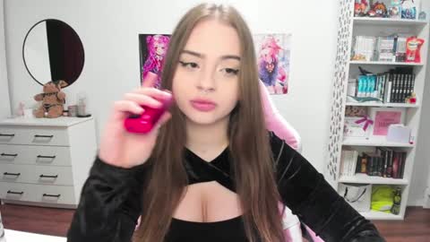 Kira online show from January 2025 01:05:01 PM