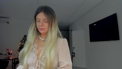 Snapshot of lallie_ chatting on December 2025 03:19:02 PM Lallie online show from December 2025 03:19:02 PM