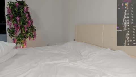 Lana online show from September 2025 07:13:01 PM