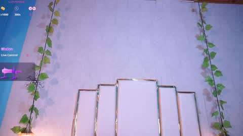 Snapshot of lara_giraldo chatting on December 2024 04:09:02 AM Hello Guys I am Lara Giraldo WELCOME To my room online show from December 2024 04:09:02 AM