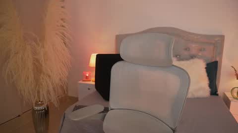 Lara  online show from October 2025 02:13:01 PM