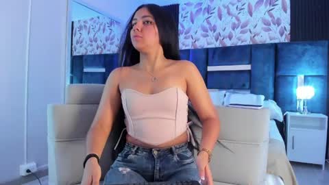 Lara online show from April 2026 07:11:02 PM