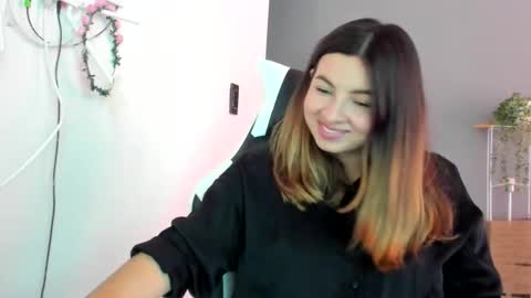 Lara online show from May 2026 08:16:02 PM