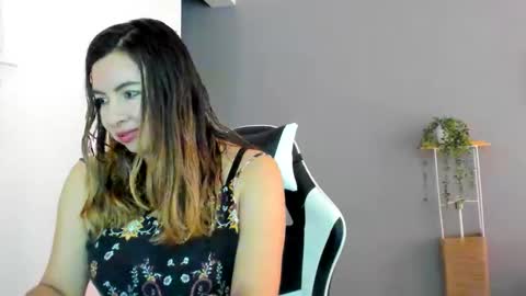 Lara online show from May 2026 07:44:02 PM