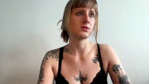 Snapshot of larasweetgirl chatting on June 2026 04:44:01 PM Lara online show from June 2026 04:44:01 PM