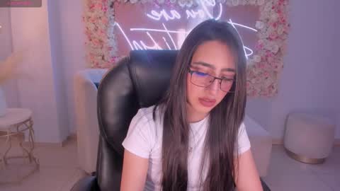 Larisa Smirnov online show from November 2025 05:09:02 AM