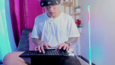 latiin_boy21 online show from November 2025 05:34:02 PM