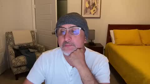 Snapshot of latinnous chatting on November 2025 04:12:01 AM QS - INDEPENDENT MODEL online show from November 2025 04:12:01 AM