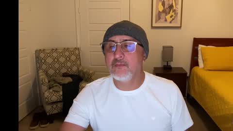 Snapshot of latinnous chatting on December 2025 06:10:01 AM QS - INDEPENDENT MODEL online show from December 2025 06:10:01 AM