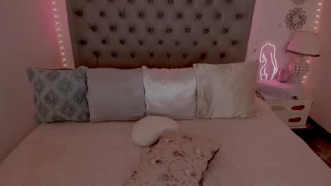 Snapshot of lau_123x chatting on January 2026 05:01:01 AM Laura online show from January 2026 05:01:01 AM