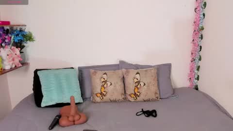 laura1__ online show from May 2026 11:23:01 PM