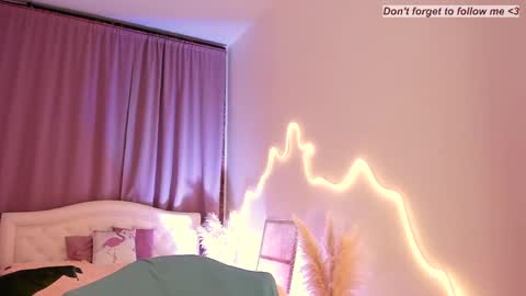 Laura online show from April 2026 08:42:01 PM