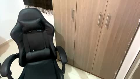 Snapshot of laura_d23 chatting on March 2025 12:33:02 AM laura online show from March 2025 12:33:02 AM