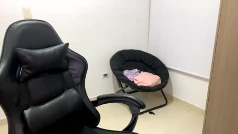 Snapshot of laura_d23 chatting on October 2025 10:33:01 PM laura online show from October 2025 10:33:01 PM