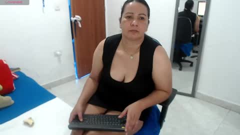laura_foxx2379 online show from July 2026 06:48:01 PM