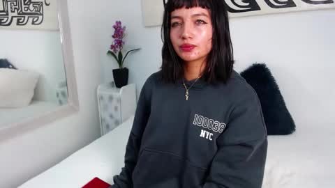 Snapshot of laura_gibson chatting on February 2026 12:12:01 PM Laura Gibson online show from February 2026 12:12:01 PM