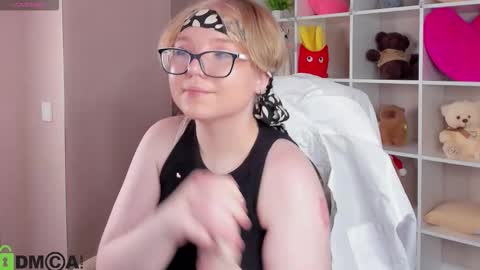 Snapshot of lauraaa_smith chatting on February 2026 09:58:01 AM Laura online show from February 2026 09:58:01 AM