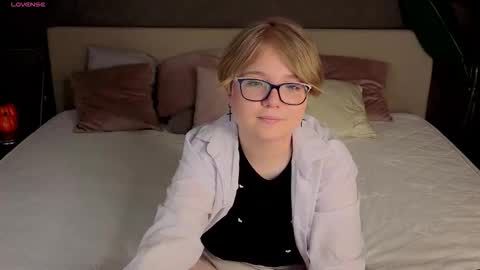 Snapshot of lauraaa_smith chatting on February 2026 02:04:01 AM Laura online show from February 2026 02:04:01 AM