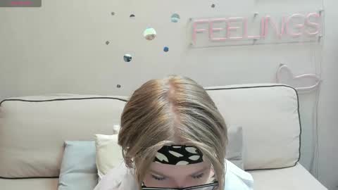 Snapshot of lauraaa_smith chatting on February 2026 12:52:02 AM Laura online show from February 2026 12:52:02 AM