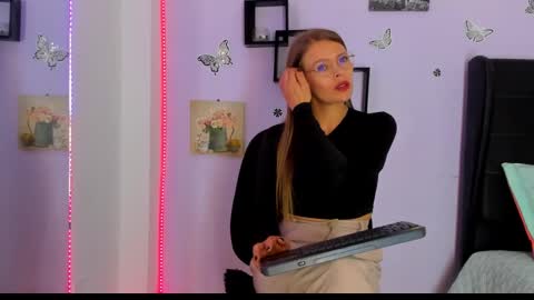 Snapshot of laurablue_ chatting on January 2025 02:15:02 AM Laura Blue online show from January 2025 02:15:02 AM