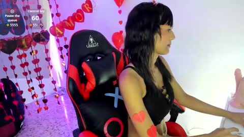 Snapshot of laurablush chatting on February 2026 08:03:02 PM LauraBlush online show from February 2026 08:03:02 PM