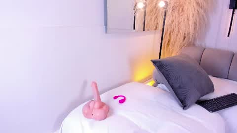 LauraCarther  online show from June 2026 05:23:01 PM