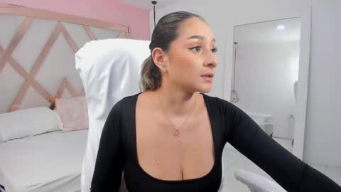 laura  online show from November 2025 02:50:01 PM