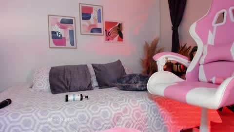 Snapshot of lauren__dallass chatting on December 2024 11:58:01 PM MissLauren online show from December 2024 11:58:01 PM