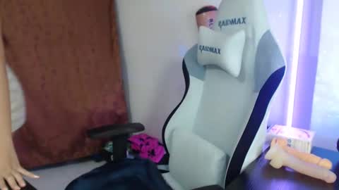 Snapshot of laurenphillipsx chatting on January 2025 03:18:02 PM Lauren online show from January 2025 03:18:02 PM