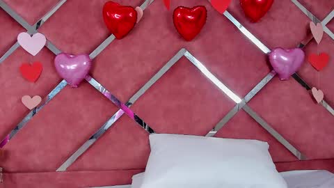 Snapshot of lauryjonson_ chatting on February 2025 08:05:01 PM LauryJonson online show from February 2025 08:05:01 PM