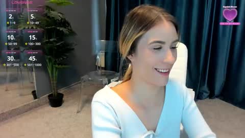 Snapshot of laurynncooper chatting on November 2025 07:49:01 AM Laura online show from November 2025 07:49:01 AM