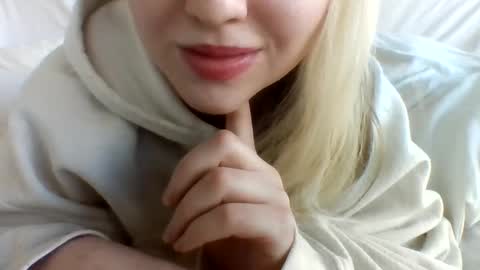 layannalea online show from December 2024 08:50:02 PM
