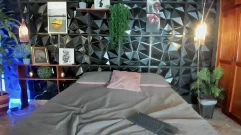 Layla online show from September 2025 02:25:01 AM