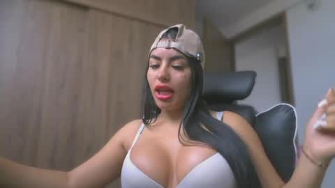 Layla online show from May 2026 01:30:02 PM