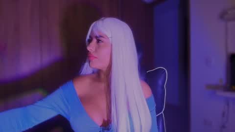 Layla online show from May 2026 01:03:01 AM