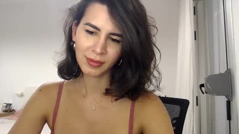 Layla online show from October 2025 09:23:02 PM