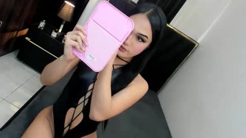 Snapshot of leannadavies chatting on October 2025 06:50:02 PM leanna online show from October 2025 06:50:02 PM