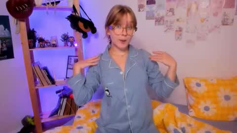 Ellie online show from September 2025 08:11:02 PM