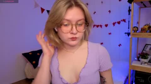 Snapshot of leazy_peasy chatting on April 2026 07:33:01 AM Ellie online show from April 2026 07:33:01 AM