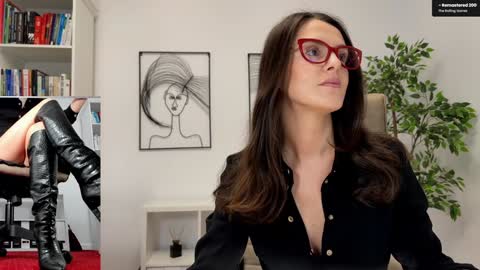 Snapshot of legswattitude chatting on December 2025 09:16:01 AM Elle online show from December 2025 09:16:01 AM