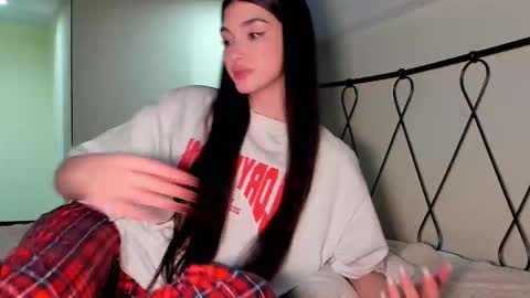 Snapshot of leila_4ever chatting on February 2025 09:06:01 PM Leila online show from February 2025 09:06:01 PM