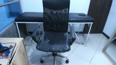 Leila online show from November 2025 01:44:02 PM