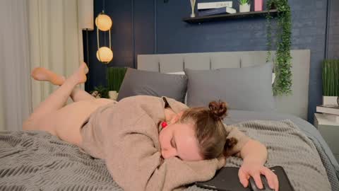 Snapshot of lela_ryan chatting on January 2025 04:15:02 AM Lela online show from January 2025 04:15:02 AM