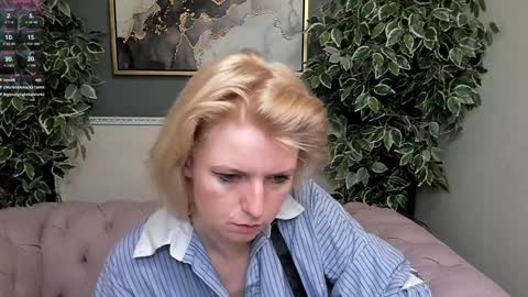 Snapshot of lena_paulles chatting on December 2024 02:22:01 PM Lena online show from December 2024 02:22:01 PM